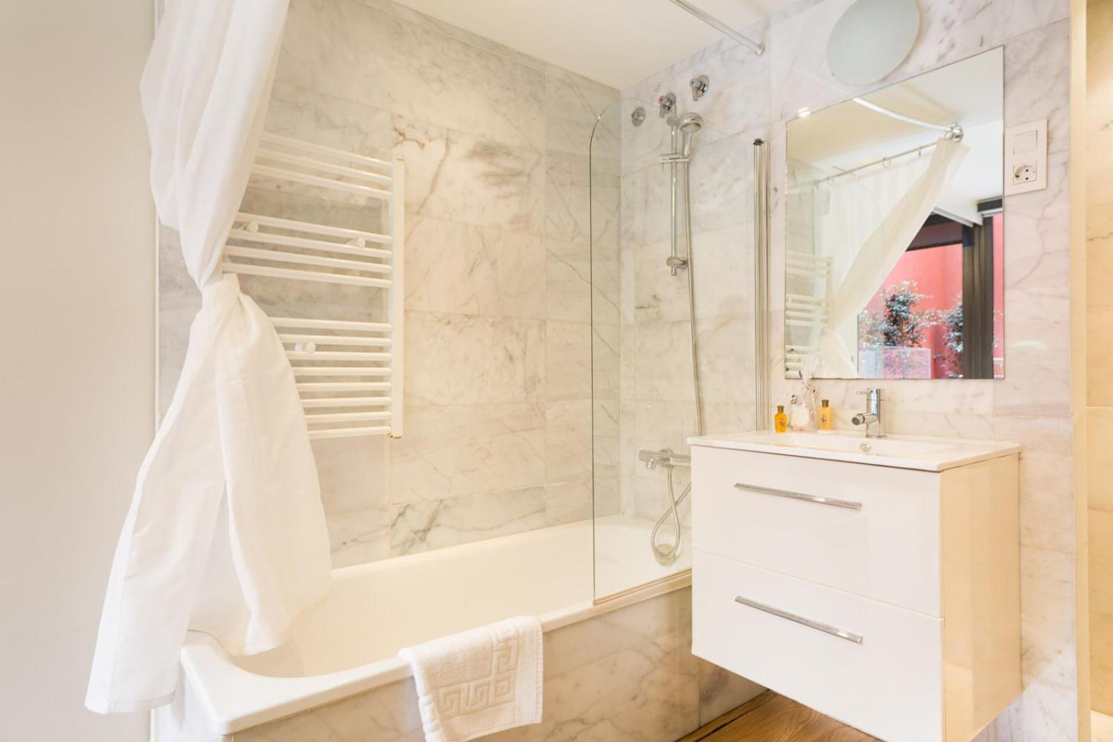 My Space Emirates - Fully Equipped Apartments Near The Beach With Shared Pool Barcelona Exteriér fotografie